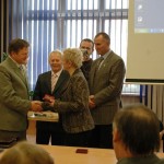 Z rąk Głównej Inspektor Pracy Bożeny Borys-Szopy nagrodę odbiera Emilian Kuriata 6.12.2007
